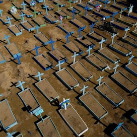 Brasiliassa koronatartuntojen määrä on kasvanut toukokuun aikana, minkä vuoksi kuolonuhrien määrän pelätään kääntyvän jälleen kasvuun. Kuvassa hautausmaa, jonne on haudattu koronaan kuolleita. LEHTIKUVA/AFP
