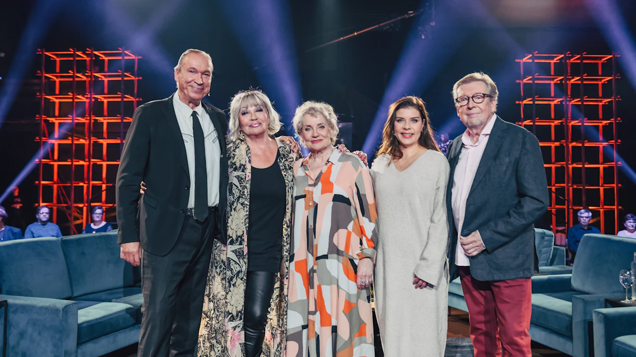 Ilkka Vainio (vas.), Hannele Lauri, Rea Mauranen, Armi Toivanen ja Olli Ahvenlahti muistelevat Vesa-Matti Loiria Elämäni biisi -ohjelman erikoislähetyksessä.