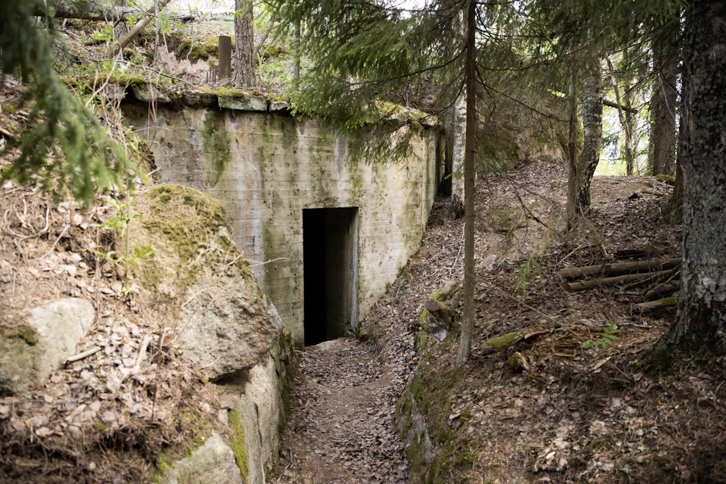 Bunkkerin toiselta sisäänkäynniltä alkaa kallioon louhittu taisteluhauta, joka johtaa korkean kallion päälle. Tykistökeskityksen jälkeen miehet olisivat siirtyneet sinne asemiin.