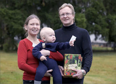 Jaana Nikkilä ja Tero Tolvanen kävivät tiistaina Mikkelissä pokkaamassa vuoden luomuyritys -palkinnon. Toivo Tolvasta kiinnostivat muut asiat kuin kuvassa poseeraaminen. Jere Lauha