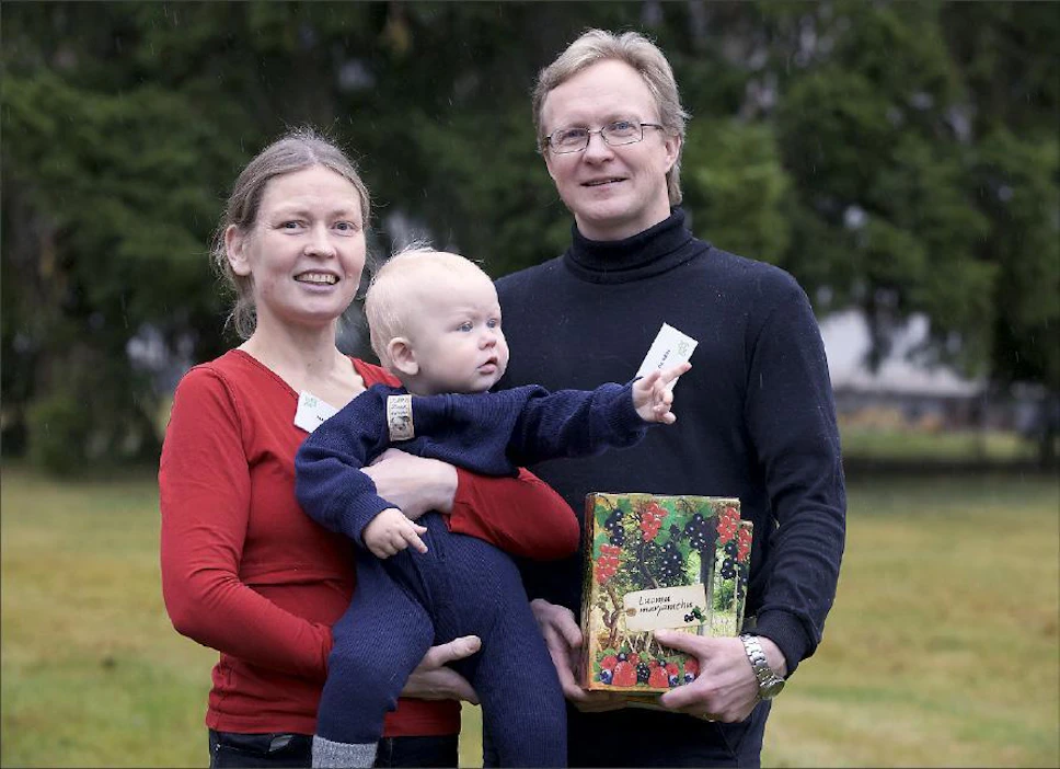 Jaana Nikkilä ja Tero Tolvanen kävivät tiistaina Mikkelissä pokkaamassa vuoden luomuyritys -palkinnon. Toivo Tolvasta kiinnostivat muut asiat kuin kuvassa poseeraaminen. Jere Lauha