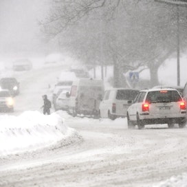 Sankka lumisade vaikeutti liikennettä Helsingin keskustassa viimeksi 19. tammikuuta. LEHTIKUVA / Emmi Korhonen