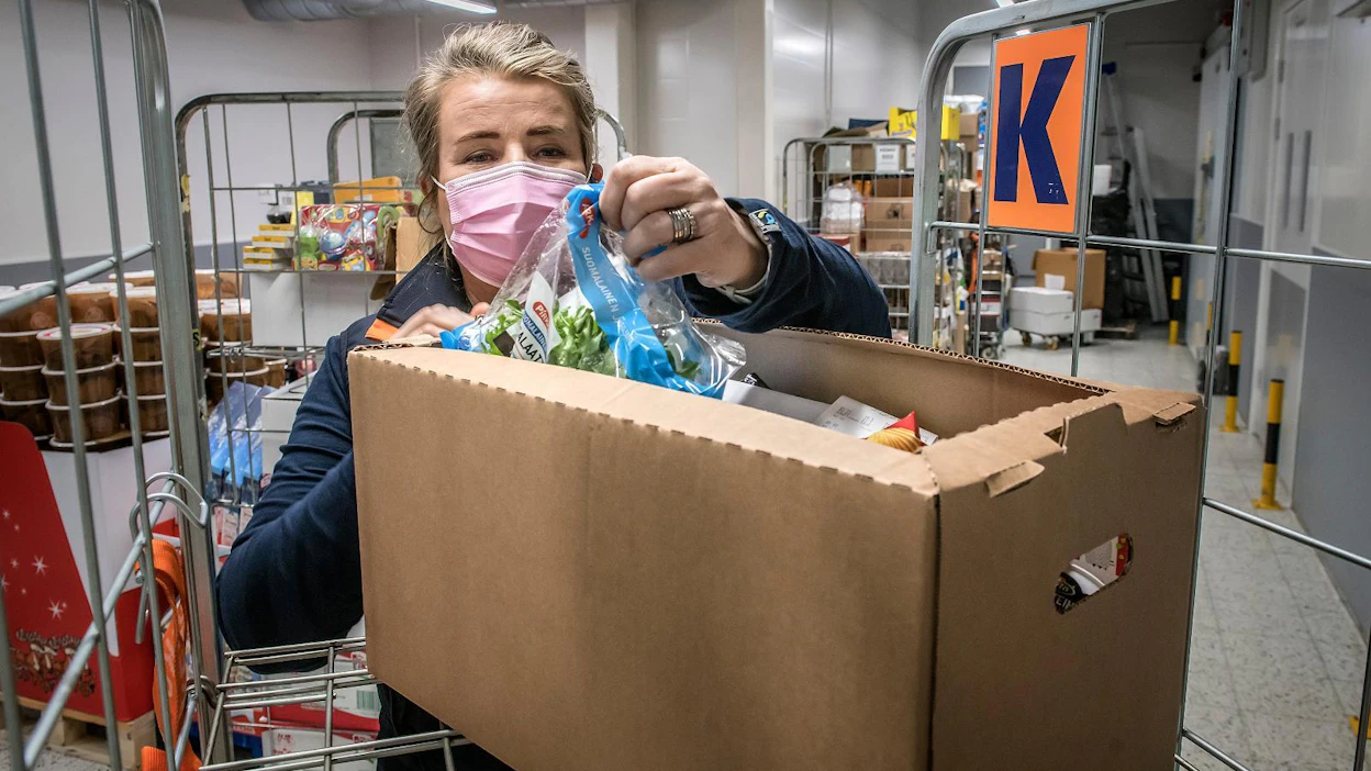 Televisiosta tuttu K-Supermarket-kauppias Jaana Jokiaho lastasi torstaina asiakkaille lähteviä tarpeita kuljetuslaatikkoon Ilmajoella. Hän sanoo ruuan verkkokaupan vakiinnuttaneen asemansa maaseudulla.