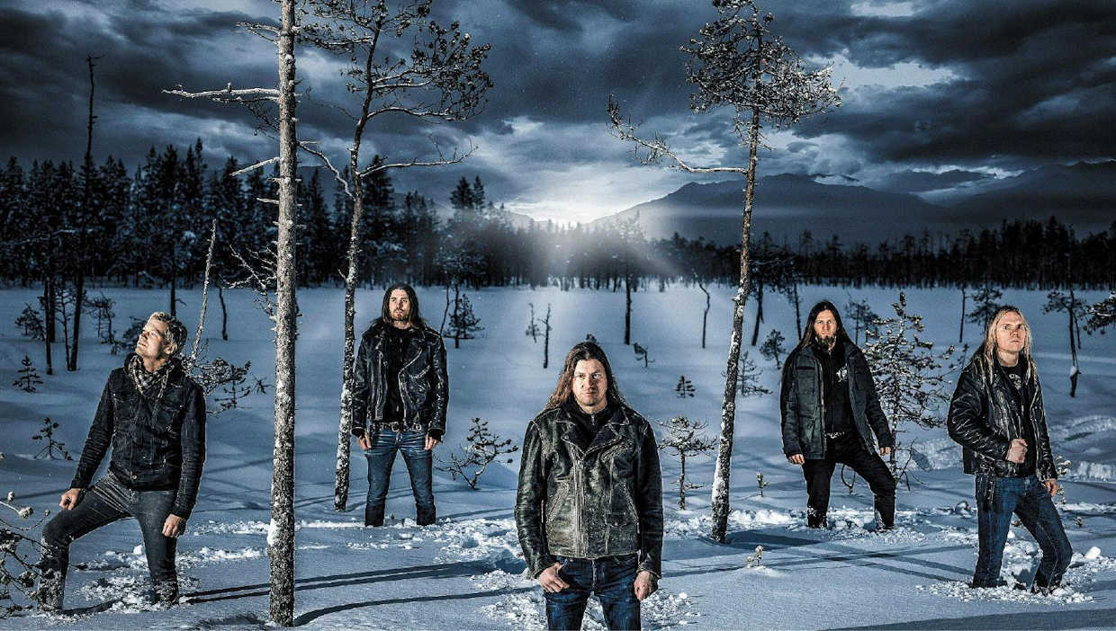 Kalmah lempimaisemissaan. Vasemmalta kosketinsoittaja Veli-Matti Kananen, kitaristi Antti Kokko, laulaja-kitaristi Pekka Kokko, rumpali Janne Kuismin ja basisti Timo Lehtinen. Mika Vallineva