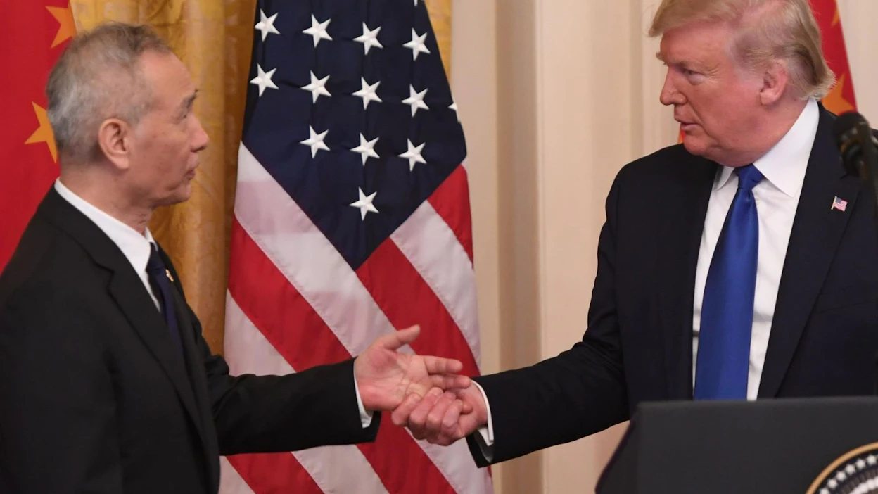 Presidentti Donald Trump ja Kiinan varapääministeri Liu He kättelivät ennen kauppasopimuksen allekirjoitusta.