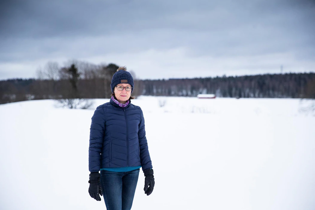 Sari Peltonen toivoo, että lumipeite pysyy niin kauan kuin pakkaset jatkuvat.