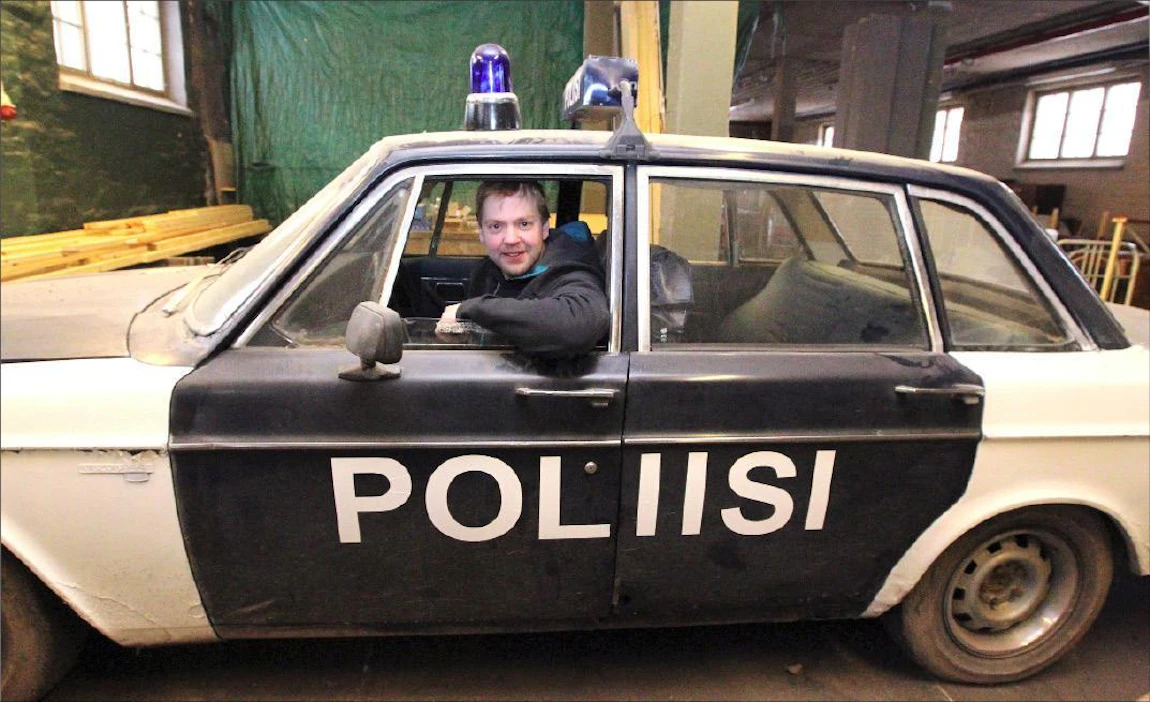 Virka-auto elokuvaan Postia pappi Jaakobille maalattiin lavastepajalla, tuotantopäällikkö Timo Savunen esittelee. Innokas metsästäjä on itse tehnyt lyhytelokuvat Viimeinen laukaus ja Ampuja. Jaana Kankaanpää
