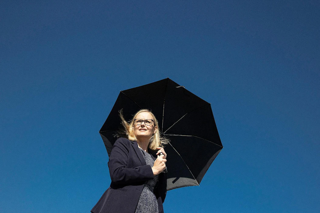 Hannele Korhonen ennustaa sadetta riittävän Suomessa tulevaisuudessakin, vaikka viime kesä ja pippurin kokoisen mustikat havahduttivat monet huomaamaan kuivuuden varjopuolet.
