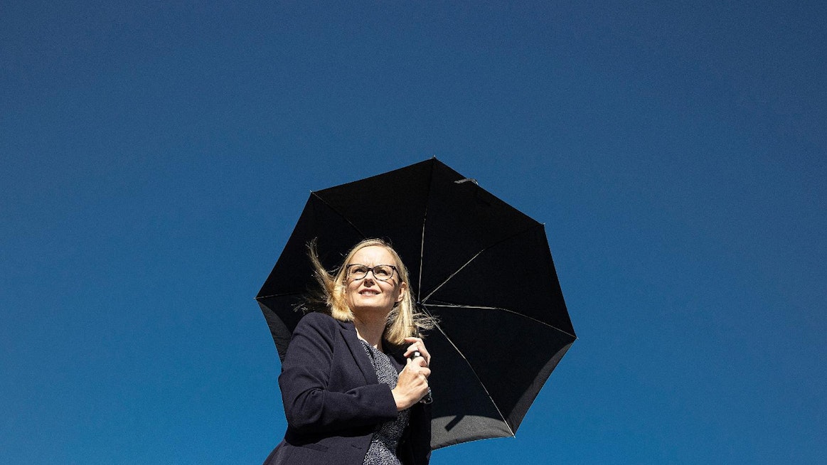 Hannele Korhonen ennustaa sadetta riittävän Suomessa tulevaisuudessakin, vaikka viime kesä ja pippurin kokoisen mustikat havahduttivat monet huomaamaan kuivuuden varjopuolet.