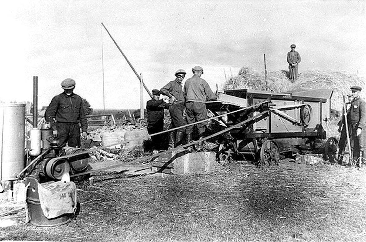 Kohlimella, seulastolla, puhaltimella ja säkityselevaattorilla varustetut itsepuhdistavat puimakoneet tulivat markkinoille 1800-luvun lopulla. Niiden pyörittämiseen tarvittiin jo höyrykone tai polttomoottori. Malleja oli 40-senttisellä kelalla varustetuista pienviljelijäkoneista suuriin päältä syötettäviin ”kartanotappureihin”, joissa saattoi olla yli metrinen kela. Yleensä puimakoneen mukana ostettiin maamoottori, traktorit ja kunnolliset sähköt kun olivat monella seudulla harvinaisia. Kuvassa Rosenlewin Porin Konepajan BMW-kuulapäämoottori ja Sampo 450-puimakone. (Kuva: Museovirasto)