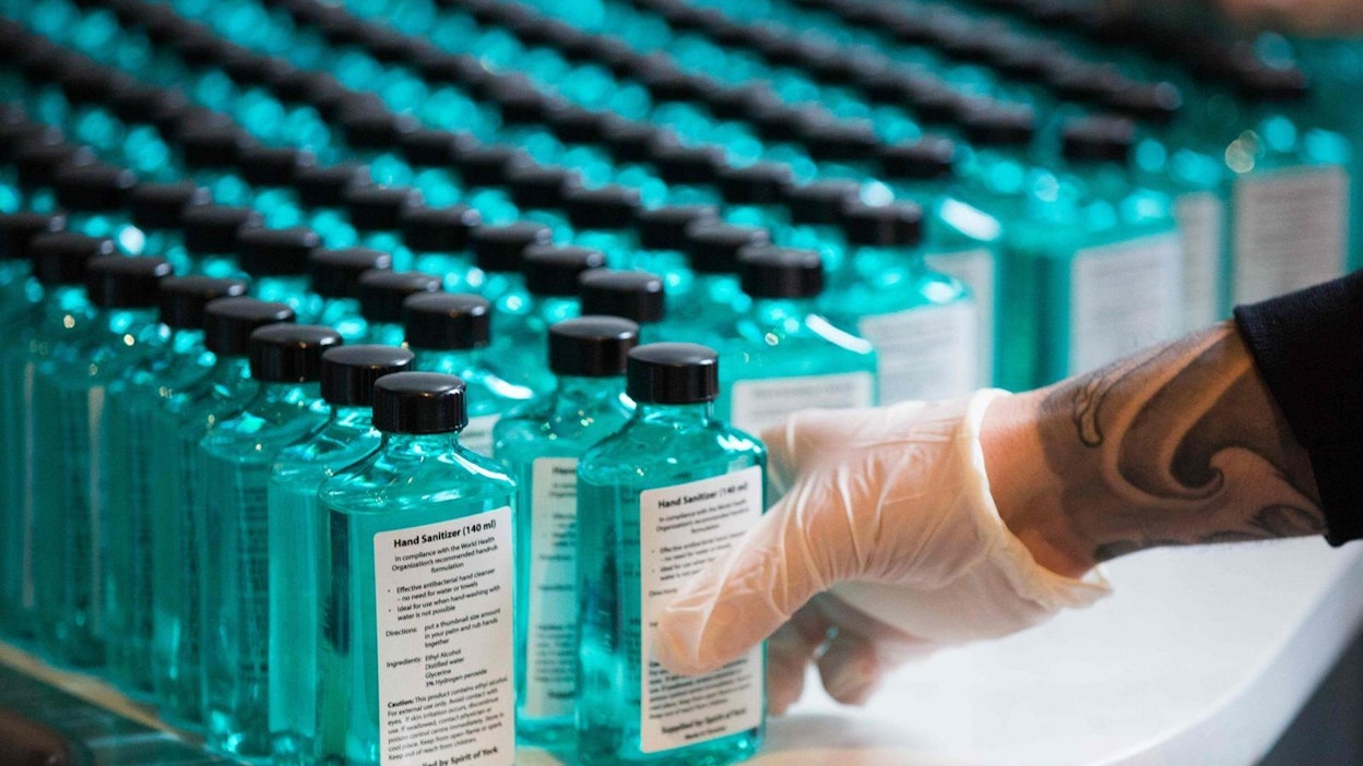 Kanadassa torontolainen tislaamo ryhtyi tekemään käsidesiä.