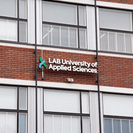 Lahden LAB-ammattikorkeakoulun muuntokoulutus mahdollistaa aiemman insinööritutkinnon tai -opintojen suuntaamisen puutekniikan insinööritutkinnoksi.