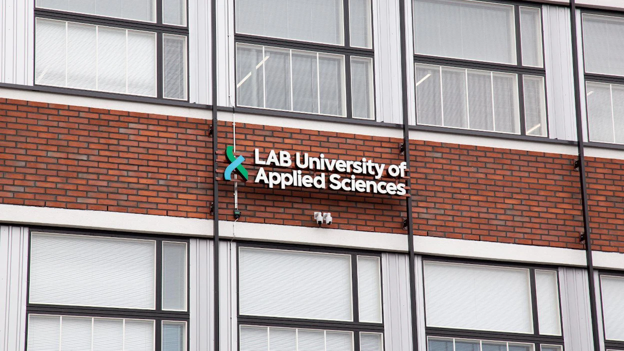 Lahden LAB-ammattikorkeakoulun muuntokoulutus mahdollistaa aiemman insinööritutkinnon tai -opintojen suuntaamisen puutekniikan insinööritutkinnoksi.