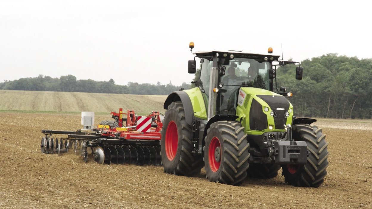 Claas Axion 850 -traktorin painojakauma soveltuu hyvin raskaisiin muokkaustöihin. Suunnittelussa on panostettu hyvään hyötysuhteeseen. Moottorille ilmoitetaan vain yksi teholukema, joka on 265 hv/194 kW.