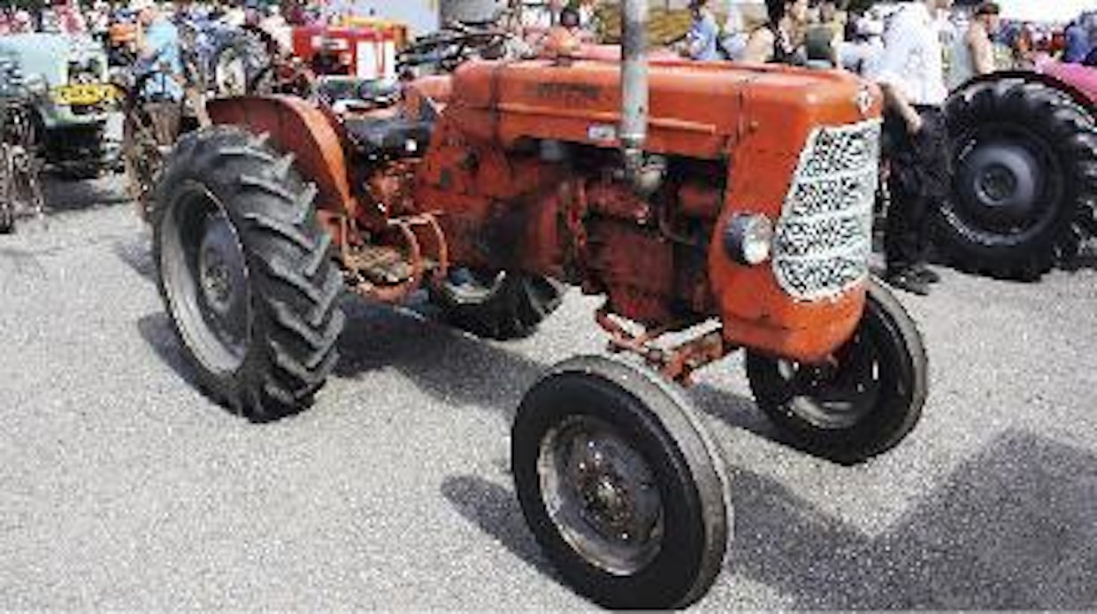 ED-40 oli viimeinen Englannissa tehty Allis-Chalmers-malli, valmistus päättyi Essendinessä vuonna 1969. Huonomaineista ED-40:tä tuotiin Suomeen vuosina 1961–66 alle 30 kappaletta, kun muita brittimerkkejä myytiin parhaimmillaan 4 000 traktoria vuodessa. Heikoin lenkki ED-40:n tekniikassa oli huonosti käynnistyvä, 41 hv:n Standard-nelosmoottori. (Huittinen)