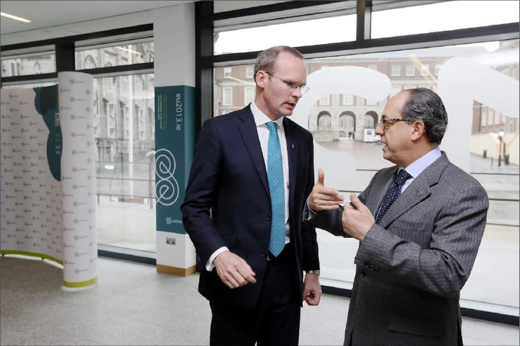 Pääpelurit. Puheenjohtajamaa Irlannin maatalousministeri Simon Coveney (vas.) ja EU-parlamentin maatalousvaliokunnan puheenjohtaja Paolo De Castro. Maatalouskomissaari Dacian Ciolos¸ kätilöi kompromissia. Euroopan unionin neuvosto