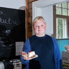 Juuso Tarvainen pitää 4H Kultakutri-kahvilaa Pieksämäen nukkekodilla ja leipoo itse kaikki myytävät leivonnaiset.