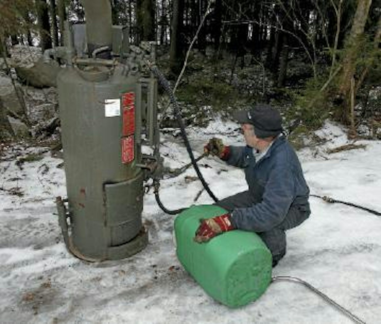 Höyrystimen mukana toimitetaan pumppu ja kaksi vesisäkkiä. Täyttäminen onnistuu kuitenkin myös kanisterista. Vettä kului yllättävän vähän, sillä viiden metrin rumpun sulattamisen aikana vettä tarvitsi lisätä ainoastaan kerran.