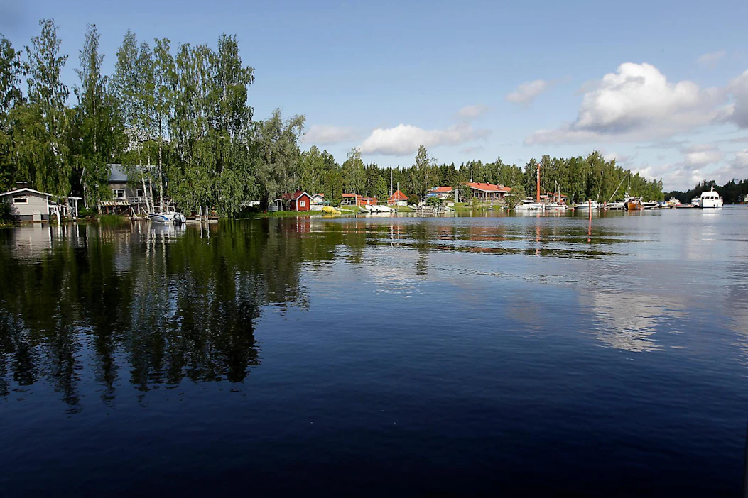 Oravin vierasvenesataman yhteydessä sijaitsevissa saunoissa voi osallistua vaikkapa ohjattuun saunajoogaan.