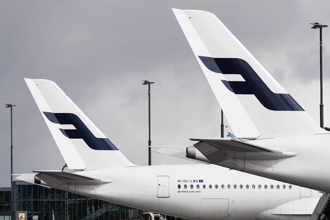 Matkustamossa vapautuvaa tilaa käytetään koronaepidemian hoitamisessa tarvittavien terveydenhoidon tarvikkeiden kuljettamiseen. Kuvituskuvaa.