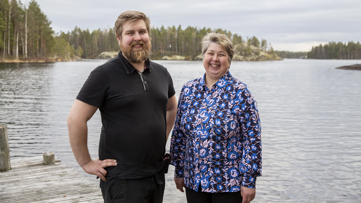 ”Aiemmin maatilan arvo määriteltiin peltojen mukaan. Meillä oli kuusi hehtaaria kivistä peltoa ja omistaja oli vaihtunut moneen kertaan, kun oli vain rantaa ja kiviset pellot. Nyt arvo on rannoilla”, Paula ja Aapo Okkola iloitsevat.