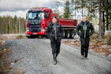 Tulevana kesänä Salmilammin metsäautotien peruskorjaus saa loppusilauksen, metsänparannusesimies Jari Hemminki ja tiekunnan toimitsijamies Heikki Koro kertovat.