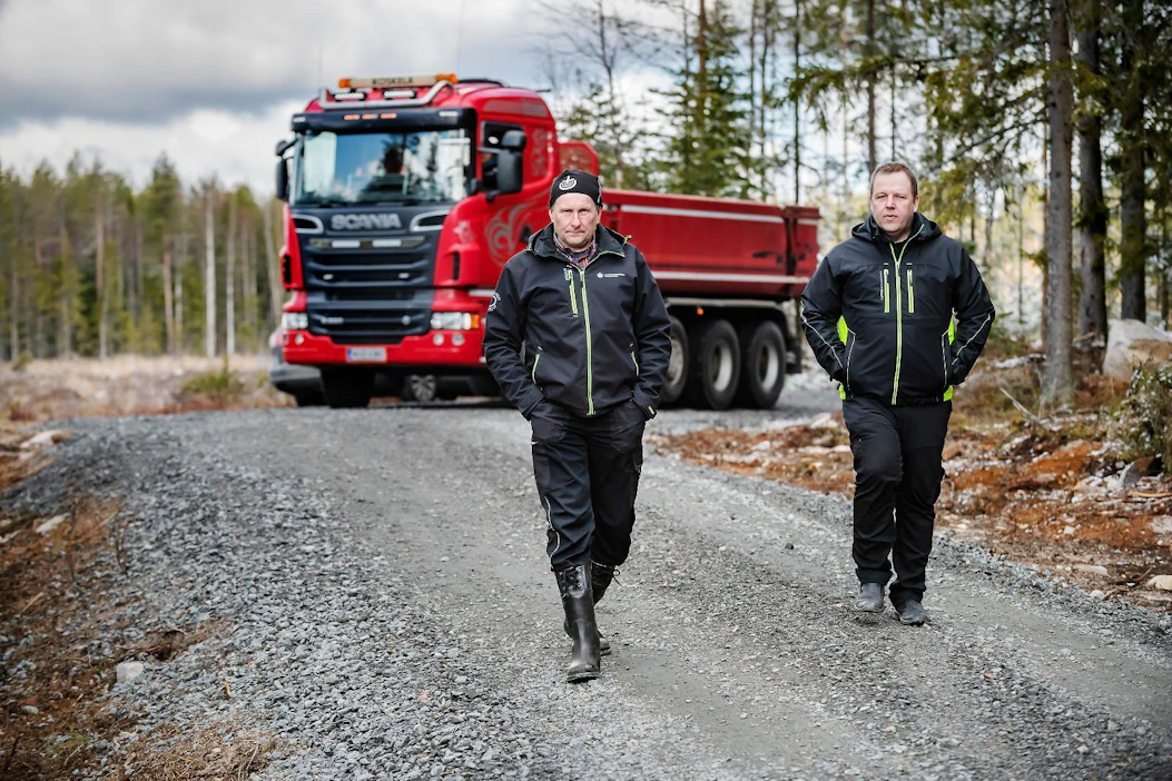 Tulevana kesänä Salmilammin metsäautotien peruskorjaus saa loppusilauksen, metsänparannusesimies Jari Hemminki ja tiekunnan toimitsijamies Heikki Koro kertovat.