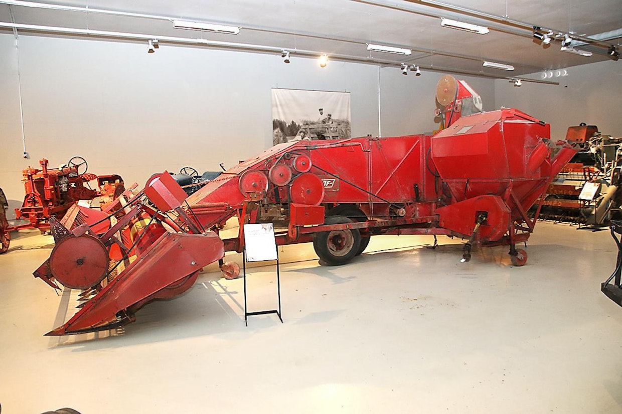 Tanskalainen JF MS 90 -sivupuimuri on ajettavan ja hinattavan koneen välimuoto. Traktori peruutetaan leikkuupöydän ja puintisäiliön väliin ja kytketään puimuriin. Traktorin vasemmanpuoleiset pyörät kulkevat ensimmäisellä kierroksella kasvustoa, mitä pidettiin suurimpana haittana – vilja oli nelisenkymmentä vuotta sitten arvokasta. Nykyaikainen traktori sopisi erinomaisesti JF:n vetokoneeksi.