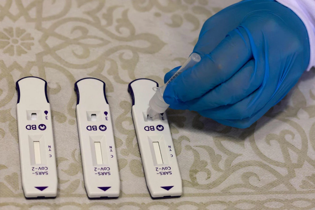 FDA:n mukaan alustava data osoittaa antigeenitestien kyllä tunnistavan omikronmuunnosta, mutta kyky havaita luotettavasti kaikki positiiviset näytteet saattaa olla heikentynyt.