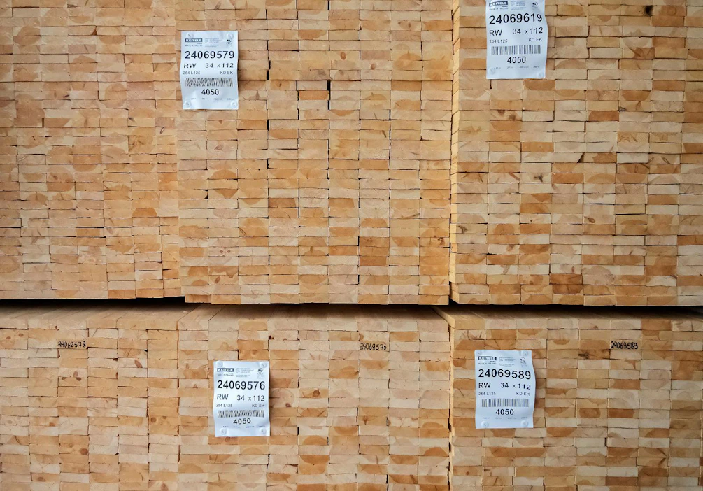 Lankku on yhä lankkua, mutta sen uusiutuvuus, kyky sitoa hiiltä pitkäaikaisesti ja tuotannon alhainen hiilijalanjälki tekevät siitä erinomaisen ratkaisun rakennusteollisuuden ilmastohaasteisiin, kirjoittaa Kai Merivuori.