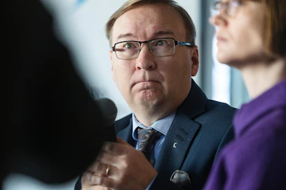 Kuntaliiton varatoimitusjohtaja Timo Reina varoittaa lataamasta lisää vastuita kunnille.