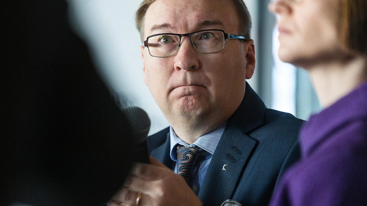 Kuntaliiton varatoimitusjohtaja Timo Reina varoittaa lataamasta lisää vastuita kunnille.