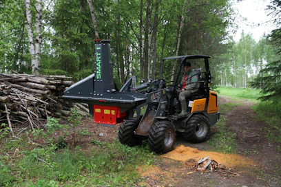Giant D337T-mallin työpaino oli riittävä SMART1:n liikutteluun ja rankojen lajitteluun, mutta aisa ylhäällä puiden halkominen suoraan korkealaitaiseen peräkärryyn ei tuntunut riittävän vakaalta, joten puut tehtiin ensin traktorin etukuormaajaan maan tasalle.