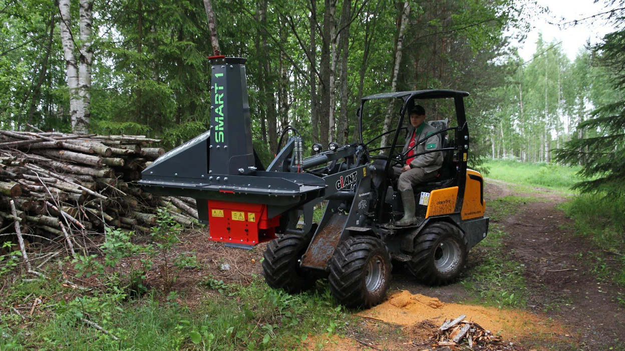 Giant D337T-mallin työpaino oli riittävä SMART1:n liikutteluun ja rankojen lajitteluun, mutta aisa ylhäällä puiden halkominen suoraan korkealaitaiseen peräkärryyn ei tuntunut riittävän vakaalta, joten puut tehtiin ensin traktorin etukuormaajaan maan tasalle.