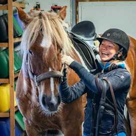 Veera Peltokangas ja Hiljalan Fantom voittivat tänä vuonna kenttäratsastuksen Suomen-mestaruuden Niinisalossa. Sari Haapamäen omistama kantakirjaori on ensimmäinen suomenhevonen, jolla Peltokangas on ratsastanut.