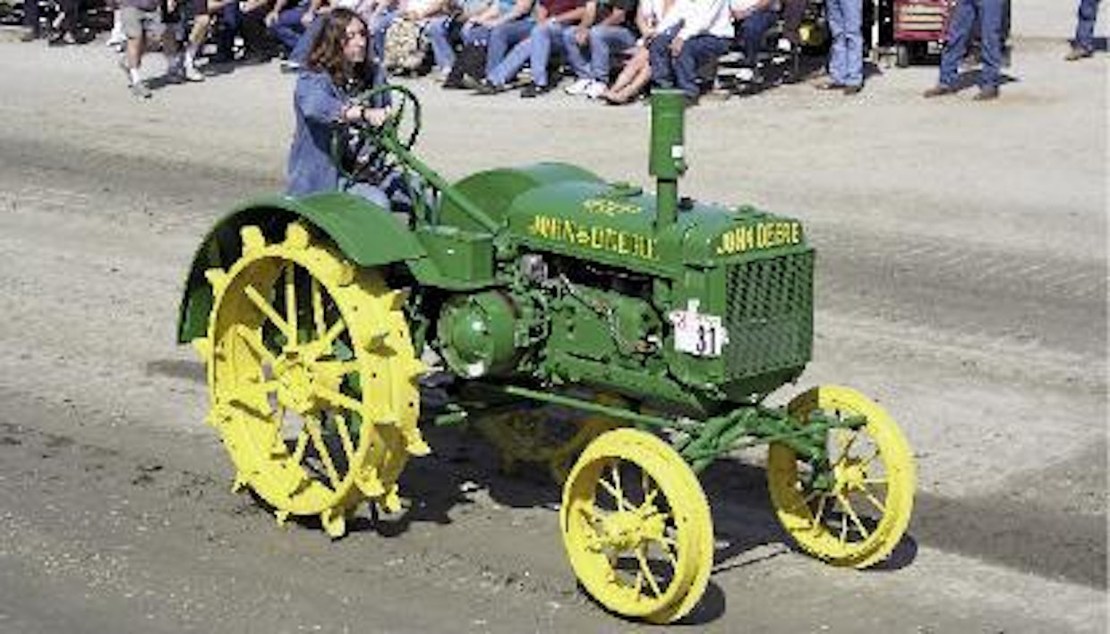 Deeren ensimmäisiä omia malleja olivat vuonna 1923 valmistunut John Deere D ja viisi vuotta myöhemmin esitelty pienempi GP (kuvassa). Molemmissa oli edeltäjänsä Waterloo Boyn tapaan kaksi makaavaa sylinteriä, joiden tilavuudet olivat 7,6 ja 5,1 litraa ja tehot 27 ja 20 hv. Myöhemmin sylinteritilavuudet kasvoivat lukemiin 8 206 ja 5 553 cm³, tehojen säilyessä entisellään. D-malli oli pisimpään markkinoilla pysynyt jenkkitraktori. Viimeiset kappaleet tehtiin vuonna 1953.