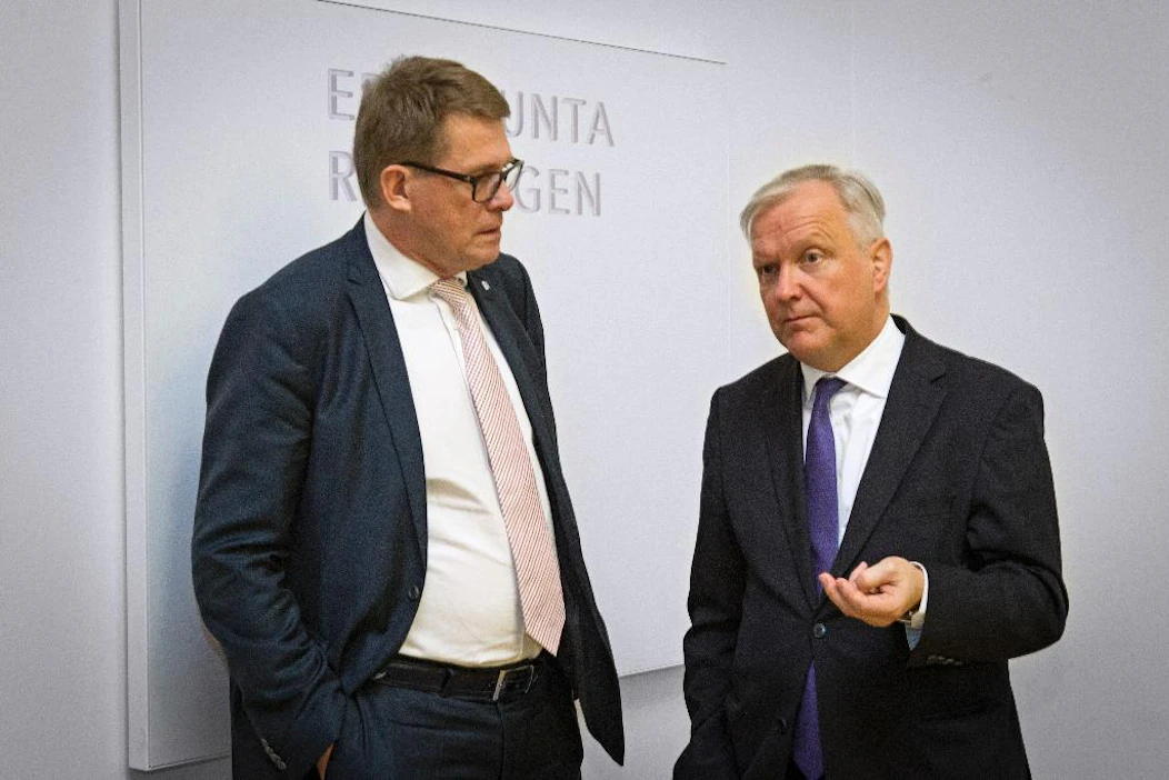Eduskuntaryhmän puheenjohtajaksi valittu kansanedustaja Matti Vanhanen keskustelee tuoreen elinkeinoministerin Olli Rehnin kanssa eduskunnassa.