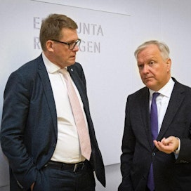 Eduskuntaryhmän puheenjohtajaksi valittu kansanedustaja Matti Vanhanen keskustelee tuoreen elinkeinoministerin Olli Rehnin kanssa eduskunnassa.
