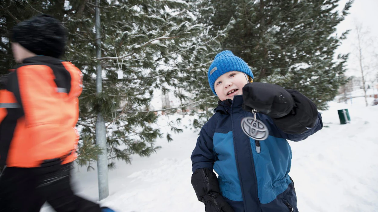 Utajärven koulun viereisessä puistossa sijaitsee vanhempaintoimikunnan puuhaama Heijastinpuu, josta ohikulkija voi ottaa käyttöönsä heijastimen. Kakkosluokkalainen Ville Koskinen löysi Toyota-heijastimen.