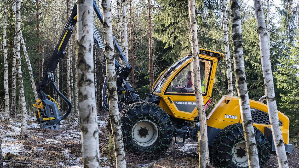 Sampo-Rosenlew aikoo kasvattaa metsäkoneiden tuotantoaan tänä vuonna sataan. Kouluttaja Teijo Kuusisto ajoi hakkuukonetta työnäytöksessä viime viikolla Salossa.