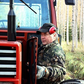 Vesa Turpeinen on kunnostanut veljensä kanssa hankkimansa Fiatagri 70–90 DT:stä luotettavan työkoneen. Traktori on ehostettu myös ulkoisesti siistiin kuntoon.