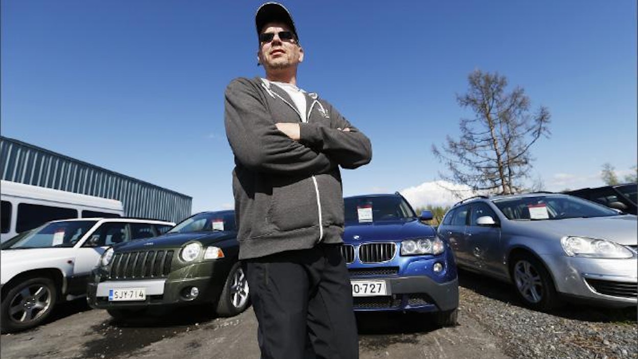 Iisalmelainen Juha Ruotsalainen katseli keskiviikkona uusia autoja oululaisessa autoliikkeessä. Hän oli autoveron kevennyksestä mielissään. Pekka Fali