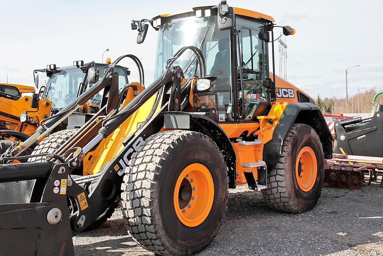 JCB:n uusi 419S-pyöräkuormain Seinäjoella NHK-Keskuksen pihalla. Pyöräkuormain on varusteltu myös maatalousajoon sopivaksi.