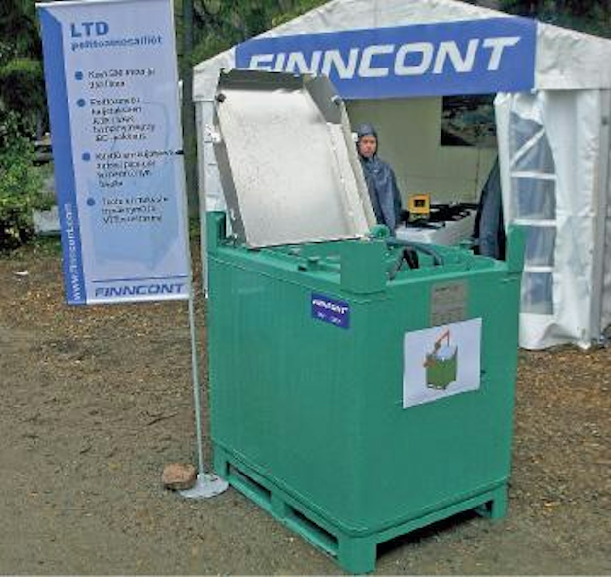 Finncont on ryhtynyt valmistamaan maantiekuljetuksiin ilman ADR-lupaa sopivia metsä- ja kaivukonetyömaiden polttoainesäiliöitä. Säiliön varustukseen kuuluu käsipumppu, 3,5 m tankkausletku ja -pistooli, 2” kamloc-täyttöyhde ja 3/4” täyttöyhde koneen omalle pumpulle. Lisävarusteena saa sähköpumpun. Pumppu ja yhteet on sijoitettu suojaan kolhuilta ja varkailta lukittavan alumiinikannen alle. Säiliökoot ovat 500 ja 900 litraa, pohjakoko on molemmissa sama 1210 mm x 910 mm. Malliin on suunnitteilla myös kahva kuormainnostoa varten. Hinnat ilman arvonlisäveroa ovat 1550 € (LTD-500) ja 1750 € (LTD-900). (MW)