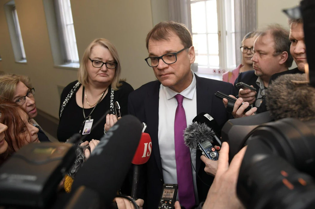 Keskustan ryhmäkokoukseen saapunut Juha Sipilä sanoi kantavansa suurimman vastuun keskustan tappiosta.