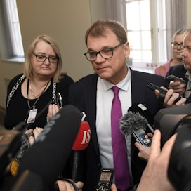 Keskustan ryhmäkokoukseen saapunut Juha Sipilä sanoi kantavansa suurimman vastuun keskustan tappiosta.