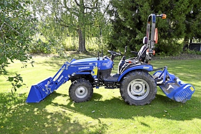 Solis 26 HST on sopusuhtaisen näköinen. Rengastus on suhteessa samanlainen kuin isommissakin traktoreissa. Sopiva rengastus tuntuu maastossa ajettaessa.