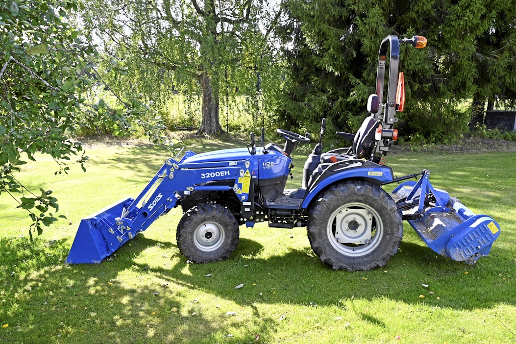 Solis 26 HST on sopusuhtaisen näköinen. Rengastus on suhteessa samanlainen kuin isommissakin traktoreissa. Sopiva rengastus tuntuu maastossa ajettaessa.