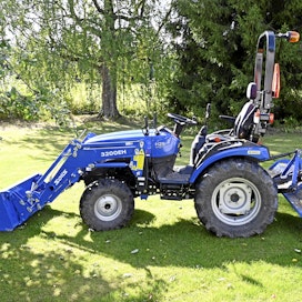 Solis 26 HST on sopusuhtaisen näköinen. Rengastus on suhteessa samanlainen kuin isommissakin traktoreissa. Sopiva rengastus tuntuu maastossa ajettaessa.