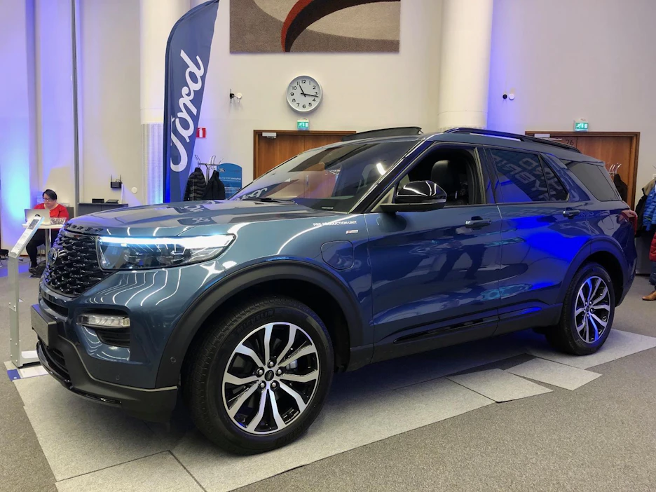 Ford Explorerin konepellin alta löytyy sähkömoottorin lisäksi kolmilitrainen V6 bensamoottori. Pelkällä sähköllä auto kulkee 42 kilometriä.